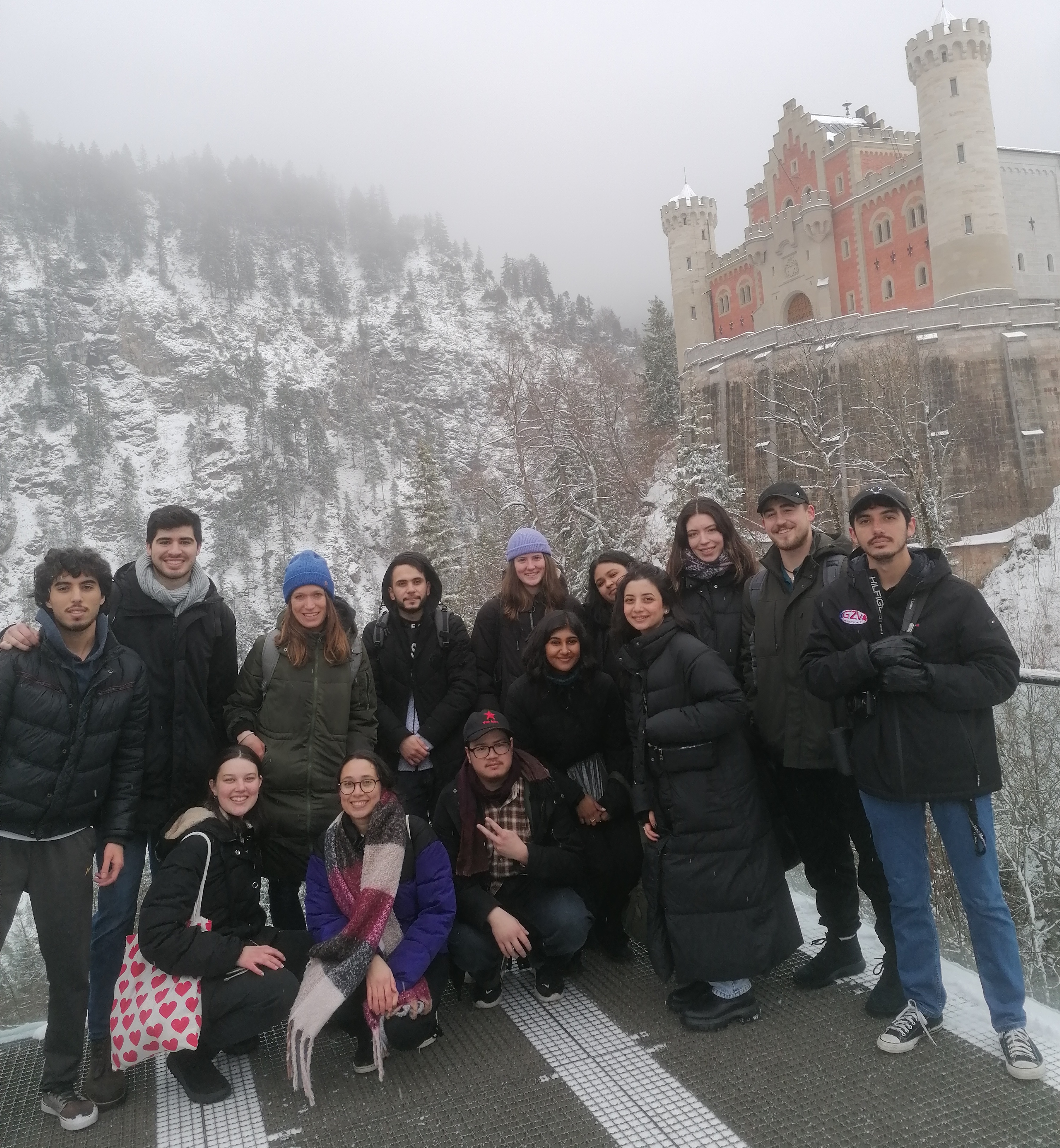 Gruppe internationaler Studierende vor Schloss