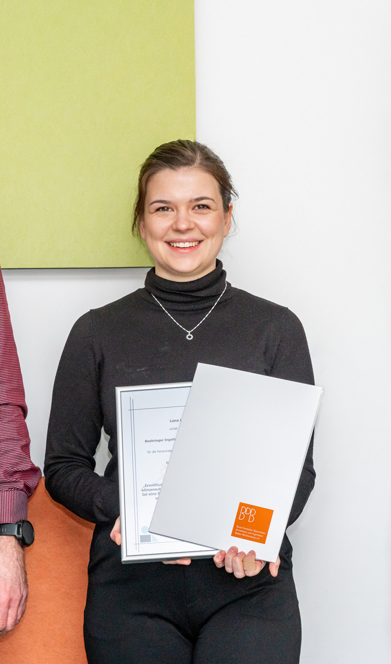 EI-Absolventin Lena Lisowski mit Betreuer und Unternehmensvertreter Boehringer Ingelheim